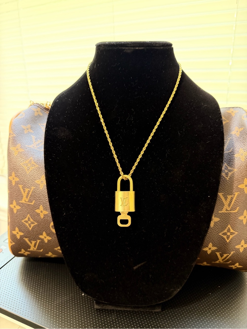 #330 Louis Vuitton Gold Lock and Key Pendant Unbranded Necklace